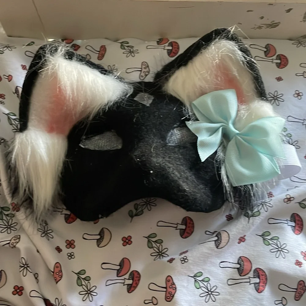 Feline mask!! New mask|cat| w/clip on bow accessory! Vision is clear! Durable!!!